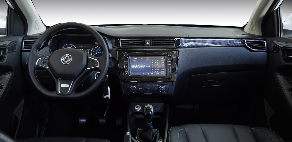 SUV Ambacar DFSK 580 pro elegante tablero frontal